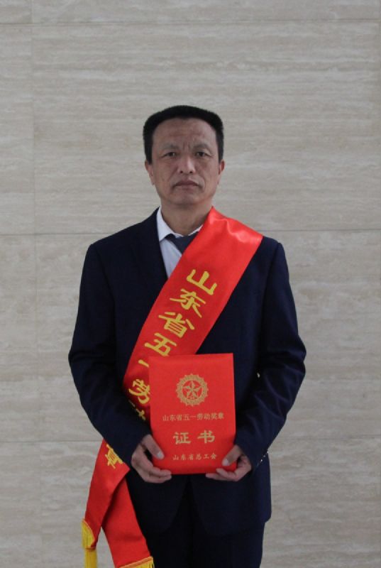 奮斗不負(fù)韶華,平凡鑄就偉大 —公司員工徐成海榮獲省“五一勞動(dòng)獎(jiǎng)?wù)隆?/></p><p>徐成海自2011年進(jìn)入龍港硅業(yè)以來,默默無聞,任勞任怨,兢兢業(yè)業(yè),公而忘私,連續(xù)十年每年均被評(píng)為勞動(dòng)模范、先進(jìn)個(gè)人;2015年入選昌邑市勞動(dòng)模范,2019年獲評(píng)濰坊市勞動(dòng)模范。<br/>敬業(yè)是品質(zhì),精業(yè)是態(tài)度。徐成海把“敬業(yè)”和“精業(yè)”作為信仰,十年如一日,在平凡的崗位上,腳踏實(shí)地,銳意進(jìn)取,無私奉獻(xiàn)。通過近10年的持續(xù)優(yōu)化和30余項(xiàng)項(xiàng)目改造,公司生產(chǎn)管理模式取得質(zhì)的變化,其本人獲得山東省企業(yè)技術(shù)創(chuàng)新獎(jiǎng)8項(xiàng)、濰坊市職工技術(shù)創(chuàng)新成果youxiu獎(jiǎng)2項(xiàng),公司先后榮獲“中國(guó)專精特新企業(yè)”、“山東省企業(yè)技術(shù)創(chuàng)新示范企業(yè)”、“山東省精細(xì)化管理樣板企業(yè)”等榮譽(yù)。徐成海表示,山東省“五一勞動(dòng)獎(jiǎng)?wù)隆奔仁且环莩恋榈榈臉s譽(yù),更是一份激勵(lì)、一份責(zé)任,他將更嚴(yán)格地要求自己,鞭策自己,發(fā)揚(yáng)勞模精神、先進(jìn)精神、工匠精神,帶動(dòng)身邊的同事實(shí)干圓夢(mèng),以優(yōu)異的工作成績(jī)回報(bào)企業(yè)、回饋社會(huì)。</p><p style=
